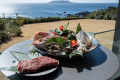 [Upgrade Menu]
Indulge in premium seasonal ingredients such as Ise lobster in spring and Kue (longtooth grouper) in winter.
Dishes are prepared with simple techniques to enhance the natural flavors and freshness of the ingredients.
※ Ingredients vary by season.