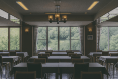 □レストラン　新緑や白銀、季節ごとの自然が目の前に広がります