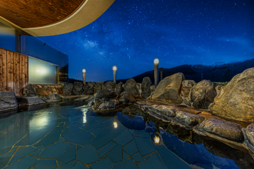 【🌴夏旅応援10%OFF🌌晩酌串焼きセットを無料特典】山奥でほっとひと息★星空が見える天然温泉＋和牛×芸北あまごの贅沢バーベキュー★