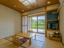 【和室6畳・庭園側】四季折々の風景をお愉しみ下さい