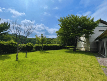 芝生の上で思いっきり走れる！ドッグランルーム専用のプライベートドッグランです。