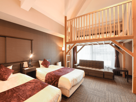 *【ロフト付ルツインルーム】セミダブルベッド2台とソファベッド、遊び心をくすぐる広いロフト付