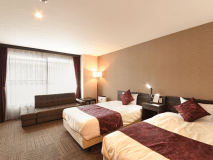 *【ツインルーム】少し広めで、セミダブルベッド2台とソファベッドのあるお部屋。