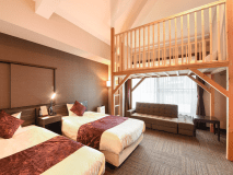 *【ロフト付ルツインルーム】セミダブルベッド2台とソファベッド、遊び心をくすぐる広いロフト付