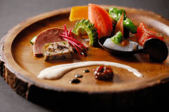 新鮮野菜を自家製ソースでまるかじり