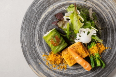 地元で穫れた食材をふんだんに使用したお食事をお楽しみくださいませ。
※ご夕食一例