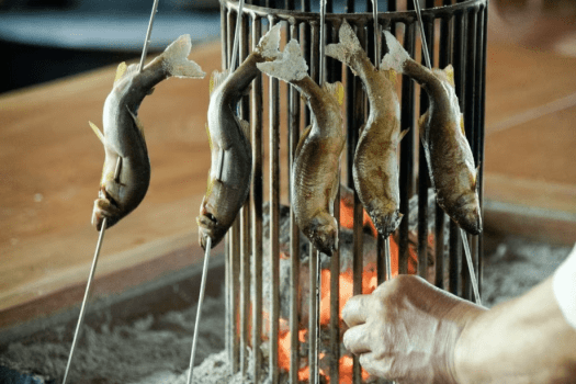 【焼き物】季節に応じて旬のお魚を囲炉裏にて焼き上げ、ご提供いたします。
