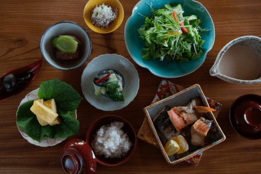 朝食の一例になります。
地元のお野菜や囲炉裏で焼き上げたお魚など、
こだわりのご朝食を召し上がっていただけます。