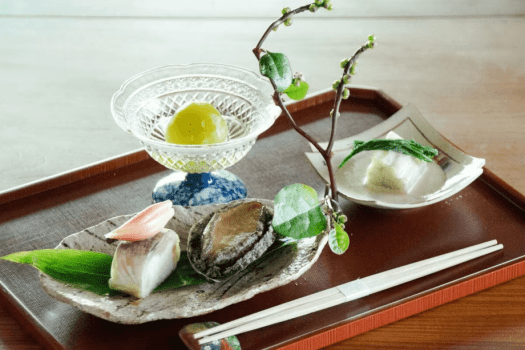 【お食事】伝統的な懐石料理と気軽な割烹。双方の良さを活かした「懐石割烹」をベースに、心を尽くします。