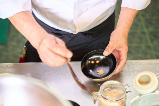 【夕朝食付き】元ミシュランシェフが教える 日本料理の原点・本格出汁作り体験