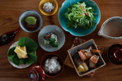 朝食の一例になります。
地元のお野菜や囲炉裏で焼き上げたお魚など、
こだわりのご朝食を召し上がっていただけます。