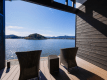 湖を臨むテラス