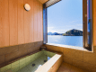 湖を臨む客室展望風呂