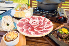 10/1~11/30【一泊二食付き/イノシシコース※期間限定】美山名物ジビエを味わう、食材にこだわった猪鍋グランピング【美食×美山×グランピング】