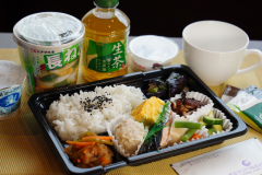 朝食はお弁当形式でご提供させていただいております。(数量限定)
※お弁当お渡し時間：午前７時～午前９時の間　(フロントにてお渡しいたします。)
※お弁当に関して：和食のお弁当をご用意いたします。ヨーグルト、お茶又はカップみそ汁付き