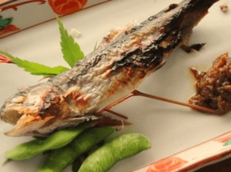 御席につかれてから焼き始めて、アツアツ焼き立てをお届けいたします。
当館近くには、岩魚の原種が住んでいる清らかな雑魚川が流れています。