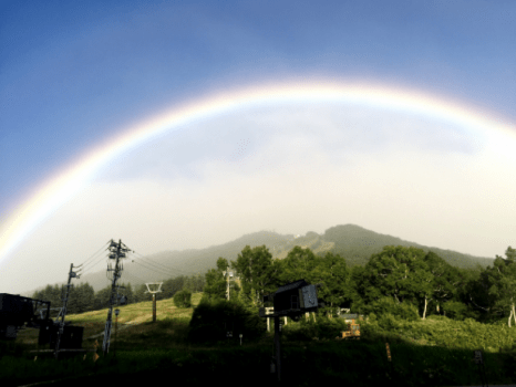 高天ヶ原ゲレンデの上に掛かる虹
