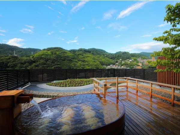 【３階　貸切展望露天風呂】檜の浴槽から眺める箱根外輪山15：00～24：00／6：00～9：00