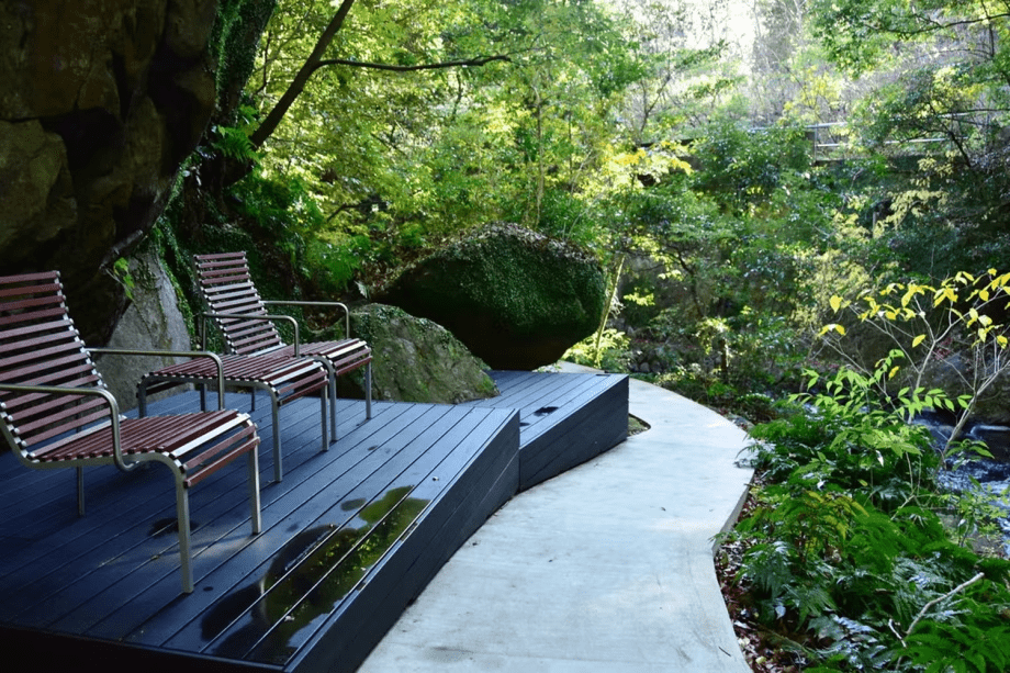 万葉公園湯河原惣湯川の道とテラス