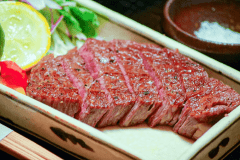 口にした瞬間に旨味が広がる、黒毛和牛ステーキ