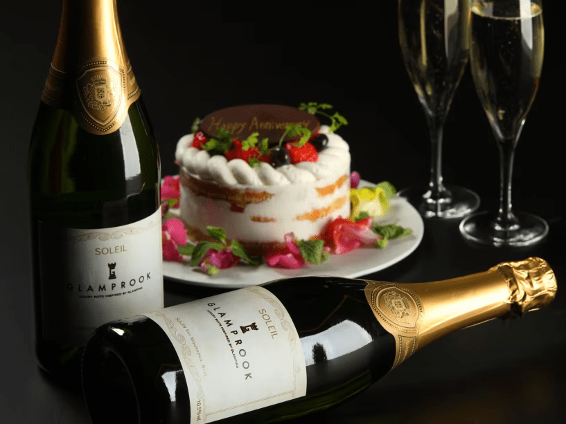 特別な日を贅沢グランピングで祝う記念日◆アニバーサリーケーキ＆GLAMPROOKオリジナルスパークリング付