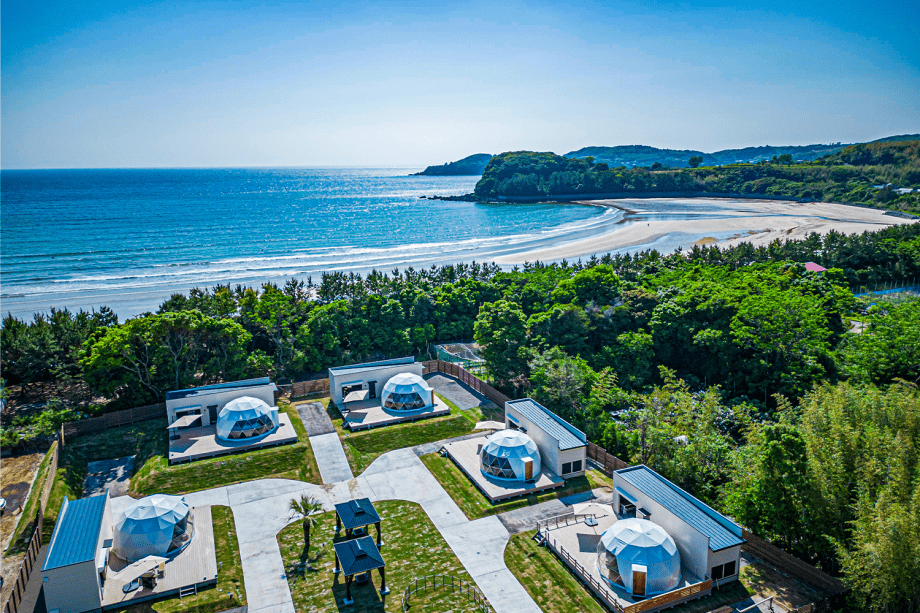 【SPRING SALE】《期間限定1人2,000円OFF》海とサンセットを望むビーチグランピング♪お得にnapoo Kalaで満喫ステイ〈素泊まり｜選べるお食事〉