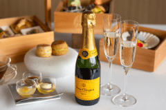 シャンパンの乾杯ではじまる優雅な午後を（イメージ）