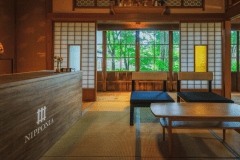 【母屋】エントランスとラウンジを兼ね備えた空間