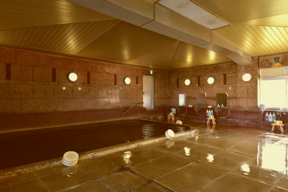 自家源泉100%かけ流しの温泉で、「美肌の湯」と呼ばれる上質な泉質の温泉をご堪能ください