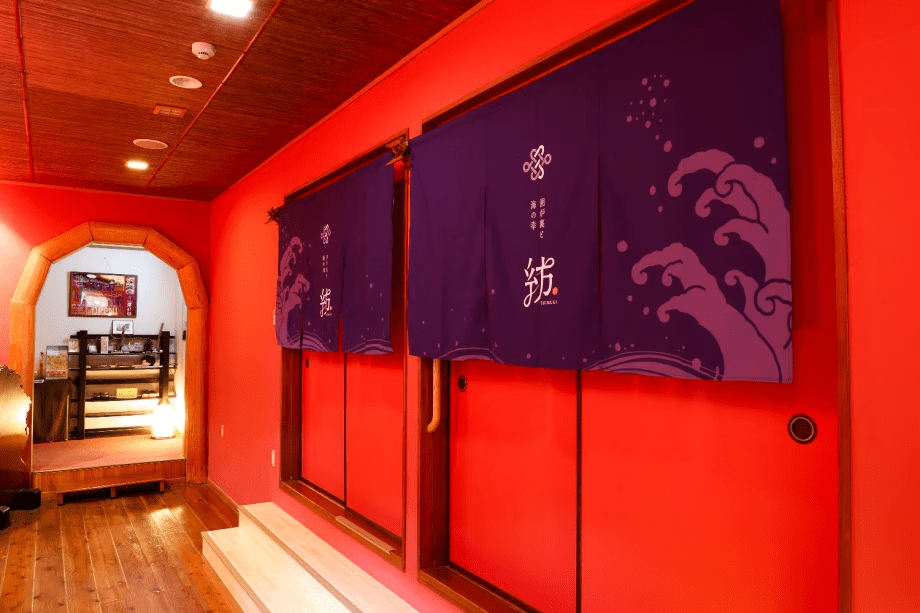 【お食事処】2025年春に囲炉裏を新設した、お食事処「紡」