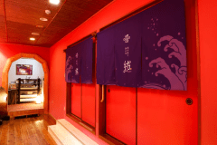 【お食事処】2025年春に囲炉裏を新設した、お食事処「紡」