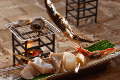 【通年のお料理】2025年春に新設の囲炉裏で味わう「うみゃあもんの炭火・炙り焼き」