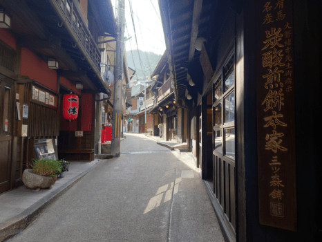 情緒あふれる温泉街で食べ歩きもオススメです