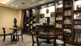 ２階　ライブラリーコーナーは当館会員様から寄付していただいた本を置いております。また、コーヒーや紅茶もサービスでご用意しております。（コーヒー、紅茶は提供不可となる場合もございます。ご了承下さい）