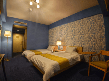 ４階　リラックスツイン（山側）　落ち着いた雰囲気のお部屋です
セミダブルベッド２台　　壁掛テレビ４０インチ　　ユニットバス・ウォシュレットトイレ