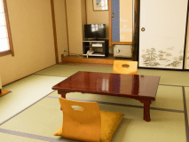 エコノミー和室一例
布団3枚までの手狭なお部屋で窓からの展望もない分、お得にお泊りいただけます。
全室ウォーターサーバー設置・Wi-Fi（無線LAN）無料