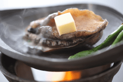 活鮑の踊り焼き。身も柔らかく、肝も美味♪