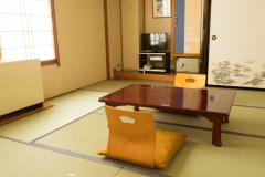 2～3名定員の手狭なお部屋となります。