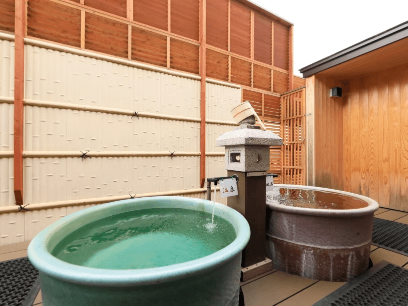 【男性露天風呂】露天風呂には陶器のつぼ風呂