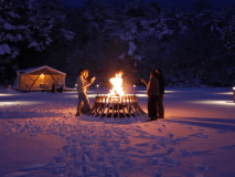 【冬季アウトドアプラン】焚き火満喫セットで焚き火し放題を楽しめる！夕食は恵那鶏＆野菜たっぷりのトマト鍋コースを（1/10～2/22）