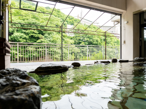 *半露天風呂：四季折々の眺めをお楽しみいただけるお風呂です