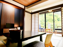 *【和室】広々10畳の和室は、鬼怒川を眼下に見下ろす広縁付です。