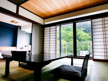 *【和洋室】お布団とツインベッドをそれぞれ備え、最大6名様までご宿泊いただけます。