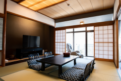 *【特別和洋室】最上階にある特別和洋室は鬼怒川に面した広い広縁付き。至福の時間をお過ごしください。