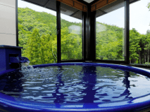 二階は絶景バスルーム。信楽焼のバスタブで源泉掛け流しのプライベート温泉（二階建の棟）