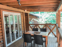 雨の日でもBBQが楽しめる屋根付き大型テラス