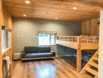 北欧風壁紙（水色の花柄×木目調）が特徴のロフト付きのリビング