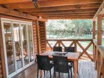 雨の日でもBBQが楽しめる屋根付き大型テラス