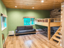 北欧風壁紙（黄緑色×木目調）が特徴のロフト付きのリビング