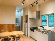 キッチンの窓は外のテラスと繋がっているので、食材の受け渡しが簡単♪